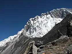 Справа — Чукхунг-ри; посередине — перевал, ведущий к Чукхунгу; на заднем плане — Нупцзе