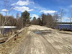 Автомобильный мост в центральной части озера.