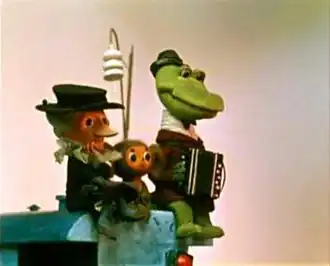 Шапокляк, Чебурашка и Крокодил Генаедут на крыше поезда