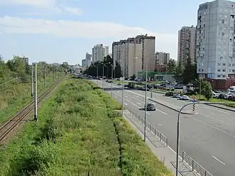 Вид от Планерной улицы, видна сестрорецкая ветка железной дороги