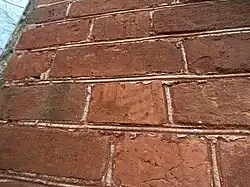 Шов кирпичной кладки на фасаде башни усадьбы "Шелковка"