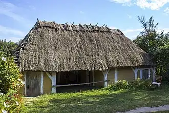 Шопа (сарай) из села Барсуки ок. 1900 года постройки, экспозиция музея народной архитектуры в Пирогове (Киев)