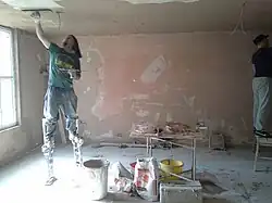 tШтукатур на рабочих ходулях в Лондоне. 2014