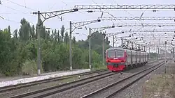 Электропоезд ЭД9М (экспресс Краснодар-I — Ростов-Главный) проходит по 1-му главному пути станции