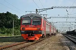 Электропоезд ЭД9М сообщением Староминская-Тимашевская — Краснодар-I прибывает на 4-й путь станции