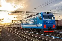 ЭП1М-666 с поездом на станции