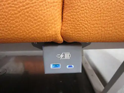 Розетки USB и USB-C под сиденьями