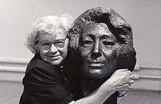 Эви Упениеце с портретом Эльзы Радзиня