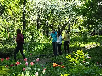 Экскурсия школьников в Саду Травникова