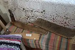 Прялка детская (на первом плане). Состоит из донца (подставки) и стоячка (лопастки).