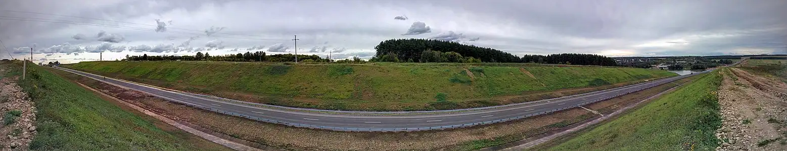 Новый участок дороги Кстово — Дальнее Константиново. Соединяет Южный обход Нижнего Новгорода с объездной дорогой города Кстово. Слева — вид в сторону Лукойл, справа — мост через пруд Шелокшонка. Сентябрь 2016 года.