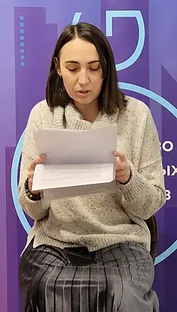 Юлия Ефременкова на чтениях Содружества русскоязычных литераторов Германии (СЛоГ) 9 декабря 2023 года в Берлине