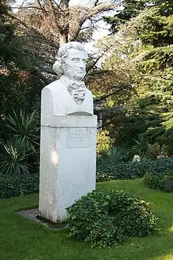 Памятник Х. Стевену, основателю Никитского ботанического сада (1812)