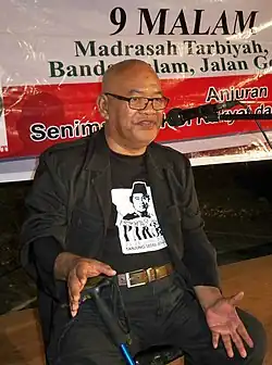 Яссин Саллех читает стихи на поэтическом вечере в медресе "Тарбиях". Куала-Лумпур, 2008 г.