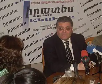 Во время пресс-конференции в журналистском клубе "Иратес de facto", Ереван, 2011 г.