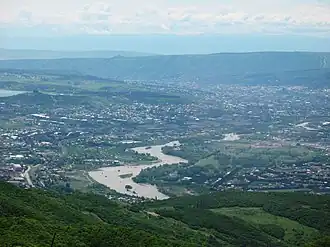 Вид на северо-западные окраины Тбилиси вниз по течению Куры