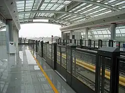 Автоматические платформенные ворота на эстакадной станции Бэньсилу (линия 1)