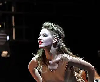 Полина Толстун в роли Полины в спектакле «Игрок» (петербургский театр БДТ, режиссёр Роман Мархолиа)