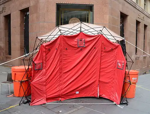 Вход в кафе спустя два дня после теракта.