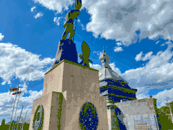 Памятник на фоне церкви