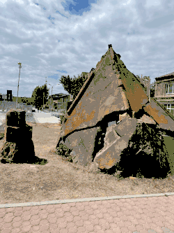 Разрушенный землетрясением 1988 года купол церкви