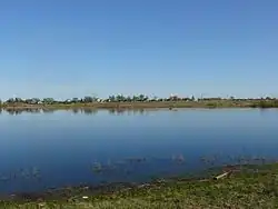 Вид на Ракомку из Старого Ракомо. На противоположном берегу — деревня Новое Ракомо