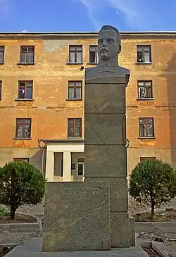 Бюст М. В. Фрунзе в Симферополь, улица Студенческая, 12