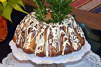 Пасхальная баба, украшенная веточками зелени