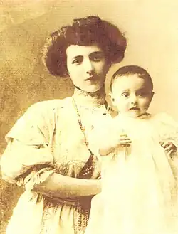Жена Араратова Нина Эджубов с сыном