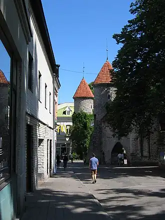 Улица Валли, в перспективе улицы - ворота Виру, справа - зелёные насаждения Мусимяги