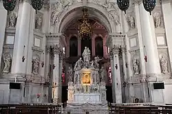 Хор базилики и Малая ротонда. Алтарь с иконой Месопандитиссы. Архитектор Б. Лонгена, скульптор Джусто Ле Курт. 1670-1674