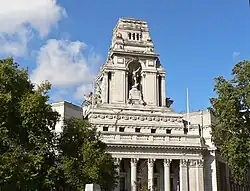 Верхняя часть главного фасада с аллегорической статуей