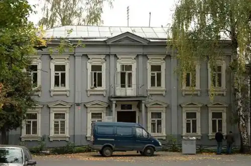 Деревянный дом в стиле неоклассицизм (проезд Загорского, 10)