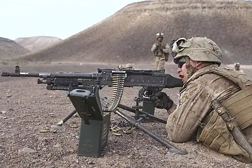 Морские пехотинцы 2-го батальона, 1-го полка, 11-й экспедиционного отряда морской пехоты США проводят учебные стрельбы из M240 в Джибути.