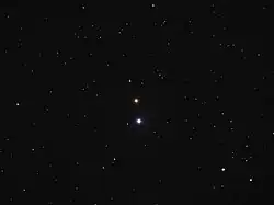 Звезда 11 Жирафа (компонент A) и заезда 12 Жирафа (компонент B). Компонент CD виден как двойная звезда при увеличении.