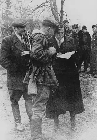 Конференция порабощённых народов Востока Европы и Азии. Слева направо: Роман Шухевич, Дмитрий Грицай, Екатерина Мешко-Логуш, село Будераж Ровенской области. ноябрь 1943