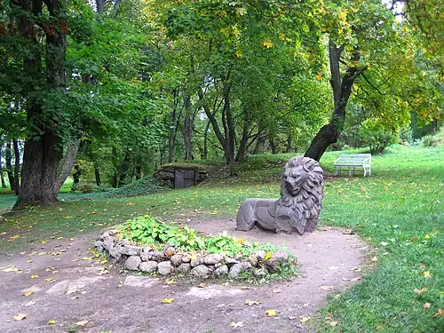 Обломок памятника в парке Монрепо в 2013 году