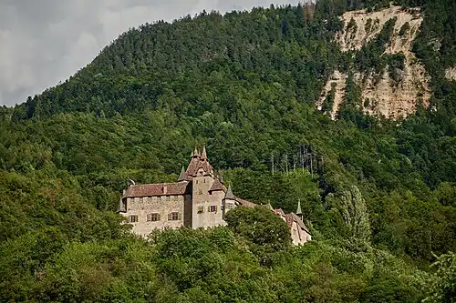 Вид замка на фоне горы