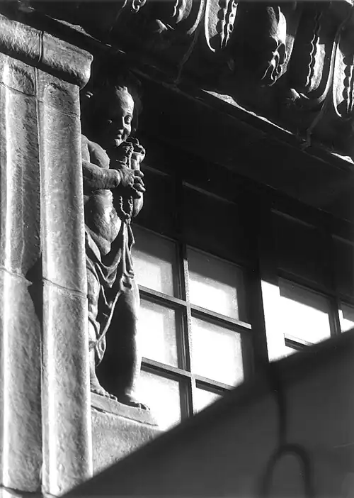 Скульптурная деталь на здании, слева над входом