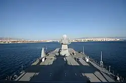 Вид с носовой надстройки на кормовую часть корабля: на переднем плане по бортам — расчёты 12,7-мм пулемётов M2HB Browning, далее — ПУ Mk. 36 SRBOC, на заднем плане перед ВППл — кормовые 12,7-мм пулемёты M2HB Browning; USS Mount Whitney (LCC-20), 2016 год.