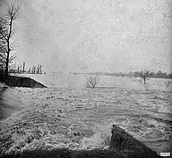 Разлившаяся Гаронна сносит дамбу