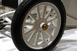 Переднее колесо автомобиля