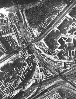 Станция на аэрофотосъёмке июля 1941 года. Видна застройка на месте линии метро, автомобильный мост к станционному зданию, через реку Москву проложены два моста — МКЖД и Брянской ветви