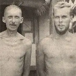 Хобарт Бауманн Амстутц (слева) в лагере для интернированных. Сингапур, 1942 год.