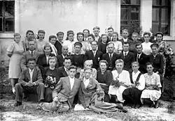  Источник Вставить 1948 год. Ученики перед школой в селе Ивановском. Бывший дом Карла Шольца. Альтернативный текст