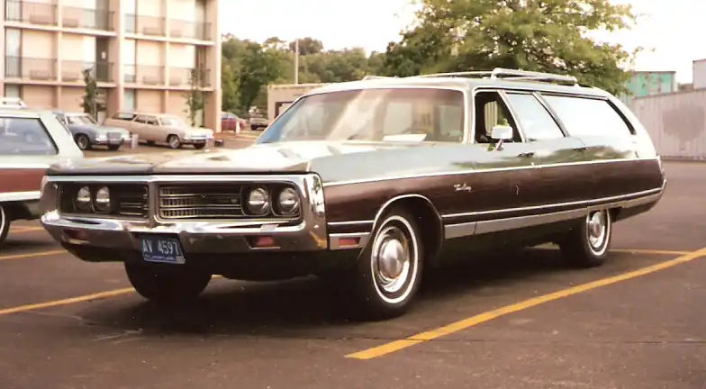 Chrysler Town & Country 1972 модельного года — вид спереди в три четверти