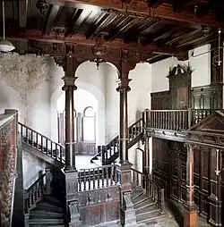 Деревянная лестница внутри замка