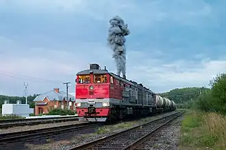 Тепловоз 2ТЭ10М-2243 с грузовым поездом на станции Табашино