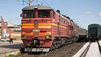 Тепловоз 2ТЭ10УТ-0094 с поездом Воркута — Лабытнанги