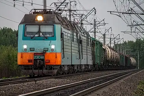 2ЭС4К-076 с вертикальным расположением буферных фонарей в спарке с другим 2ЭС4К в бирюзовой окраске